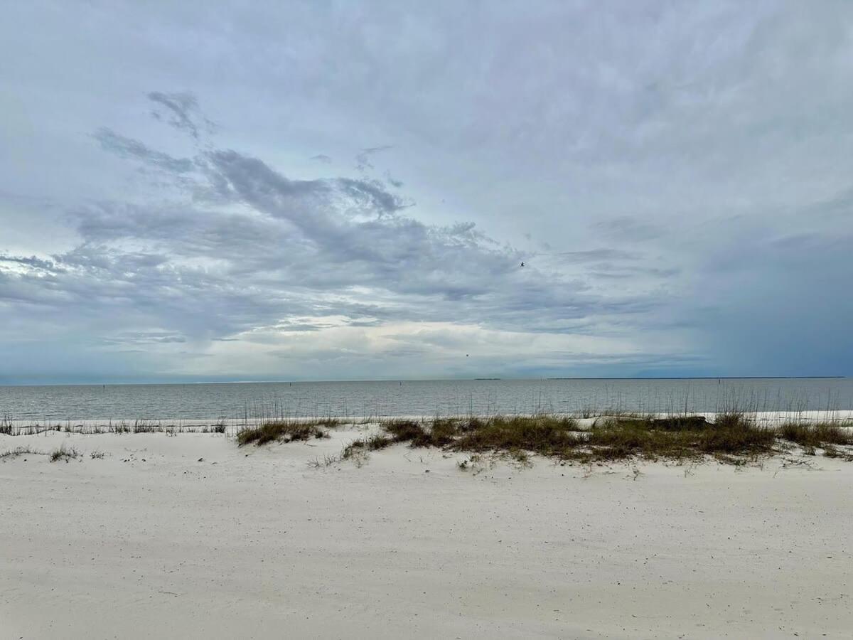 Bare Feet Bungalow -Close To Beach & Dog Friendly Gulfport Exterior foto